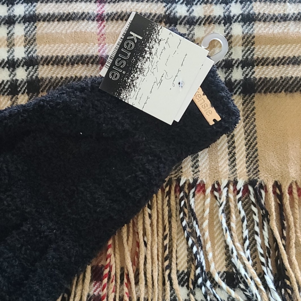 Glove and Scarf set.